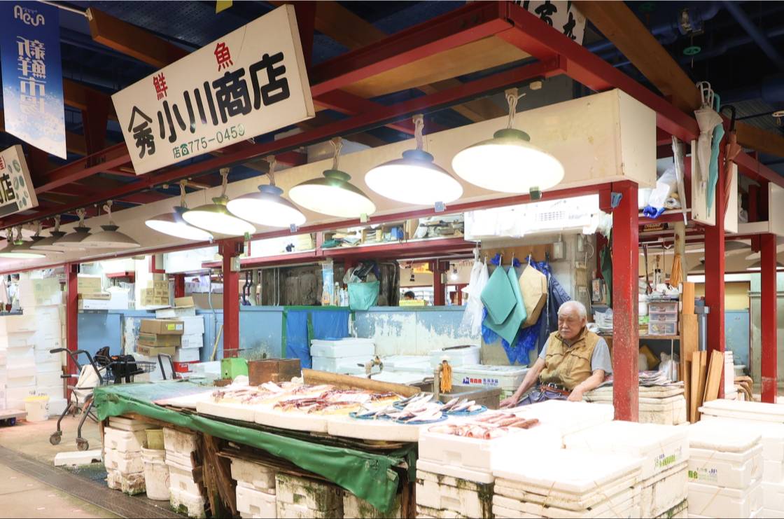 その時期にとれた旬な魚を厳選し、お店で販売しています。